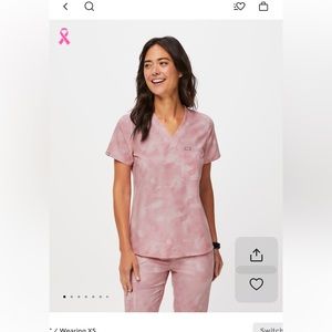 Catarina One-Pocket scrub top in Marbled Rose
